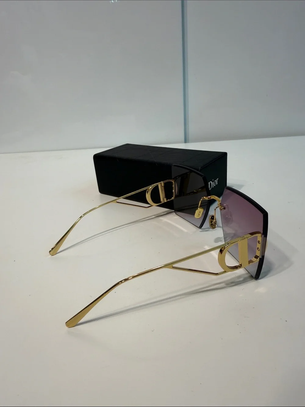 Gently used women’s Dior 30Montaigne Purple-to-Pink Frameless Square Sunglasses